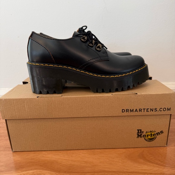 Dr. Martens Leona Lug Sole Platform Derby Black New in Box - Picture 6 of 9